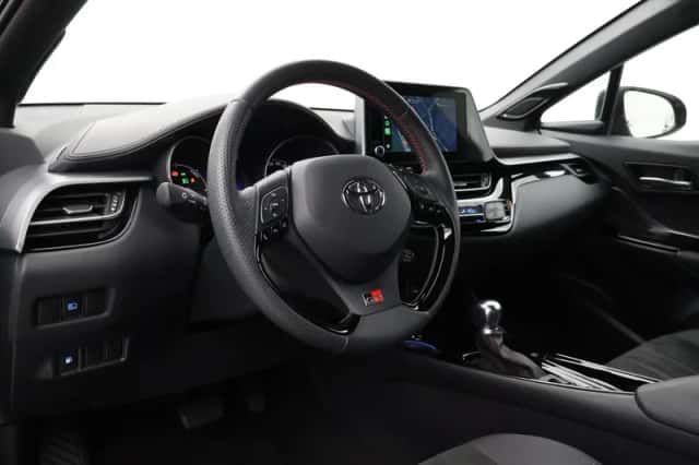 Toyota C-HR (2023) thumbnail 2