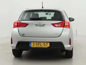 Toyota Auris (2014) thumbnail 11