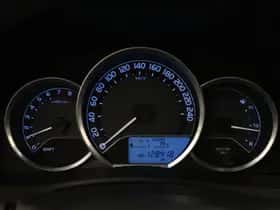 Toyota Auris (2014) thumbnail 3