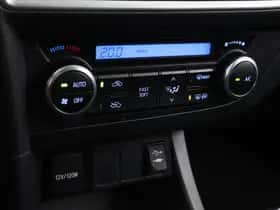 Toyota Auris (2014) thumbnail 6