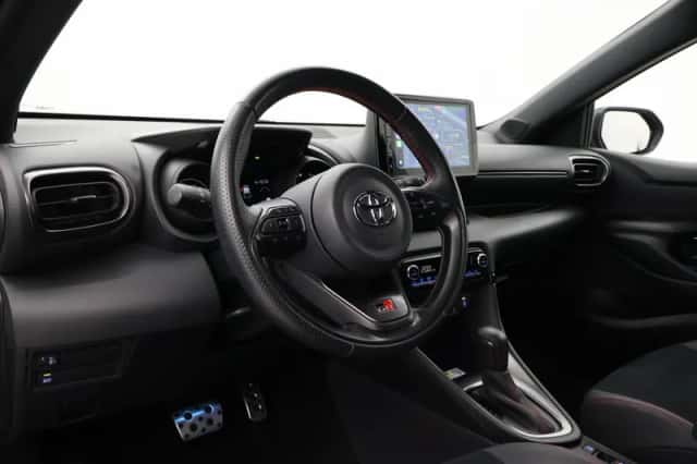 Toyota Yaris (2023) thumbnail 2