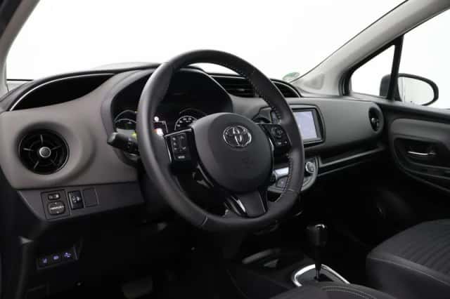 Toyota Yaris (2020) thumbnail 2