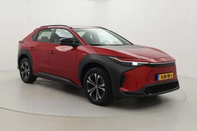 Toyota bZ4X (2025) thumbnail 1