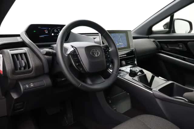 Toyota bZ4X (2025) thumbnail 2