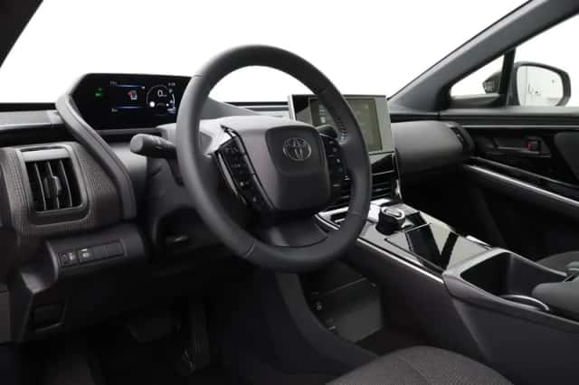 Toyota bZ4X (2025) thumbnail 2