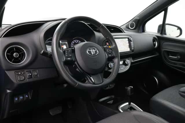 Toyota Yaris (2017) thumbnail 2