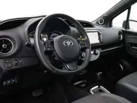 Toyota Yaris (2017) thumbnail 2