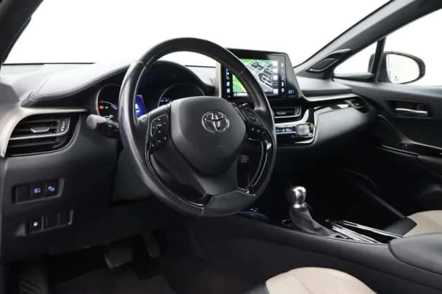 Toyota C-HR (2019) thumbnail 2