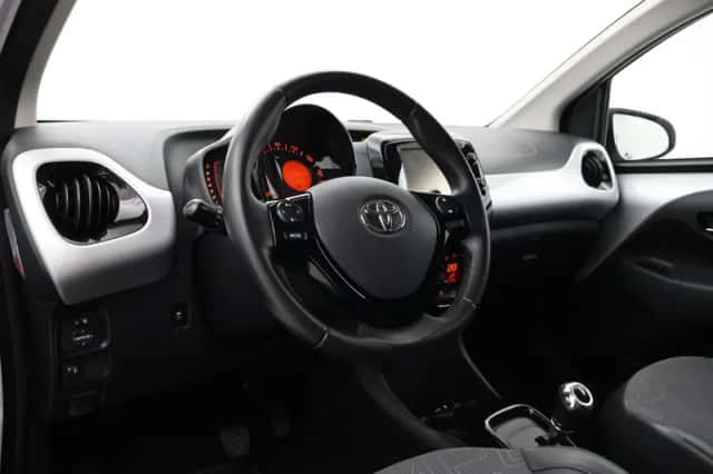 Toyota Aygo (2015) thumbnail 2