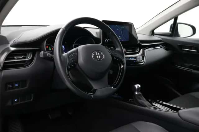 Toyota C-HR (2023) thumbnail 2