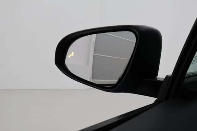 Toyota C-HR (2023) thumbnail 6