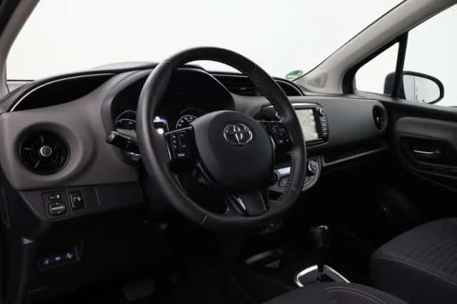 Toyota Yaris (2020) thumbnail 2