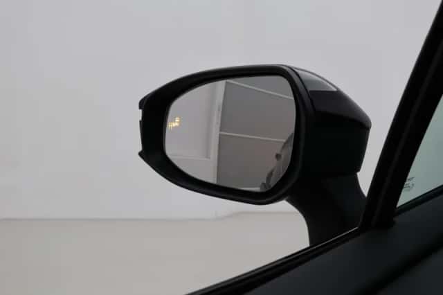 Toyota C-HR (2025) thumbnail 6