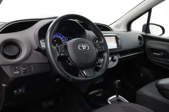 Toyota Yaris (2016) thumbnail 2