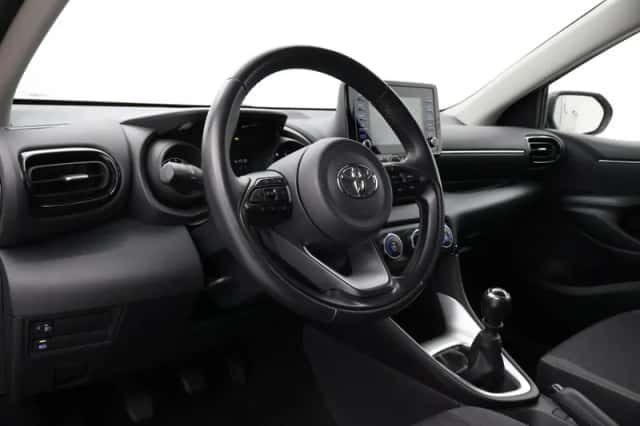 Toyota Yaris (2023) thumbnail 2