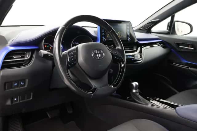 Toyota C-HR (2021) thumbnail 2