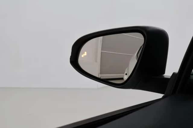 Toyota C-HR (2021) thumbnail 6