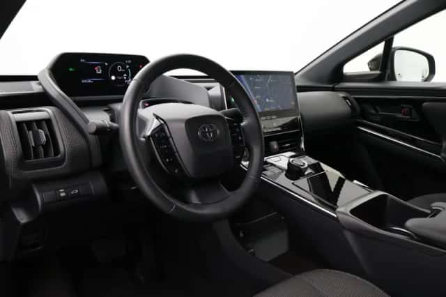 Toyota bZ4X (2023) thumbnail 2