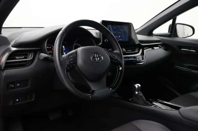 Toyota C-HR (2022) thumbnail 2