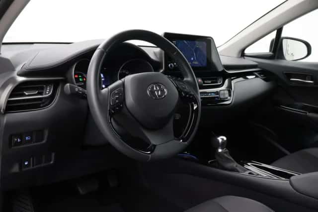 Toyota C-HR (2022) thumbnail 2