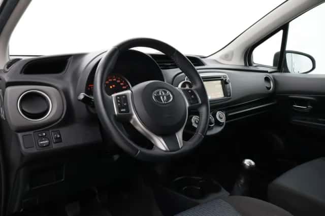 Toyota Yaris (2012) thumbnail 2