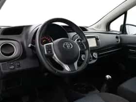 Toyota Yaris (2012) thumbnail 2