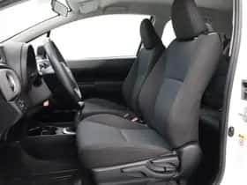 Toyota Yaris (2012) thumbnail 16