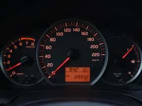 Toyota Yaris (2012) thumbnail 3
