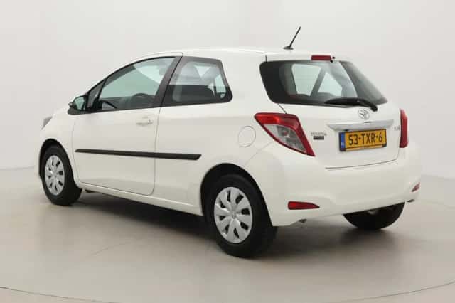 Toyota Yaris (2012) thumbnail 4