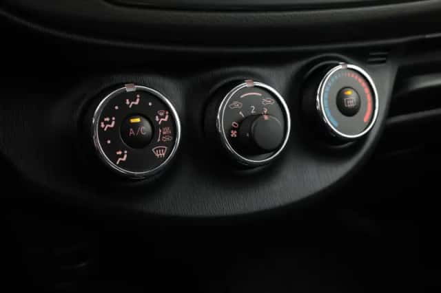 Toyota Yaris (2012) thumbnail 5