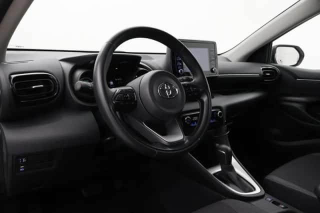 Toyota Yaris (2023) thumbnail 2