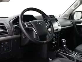 Toyota Land Cruiser (2022) thumbnail 2