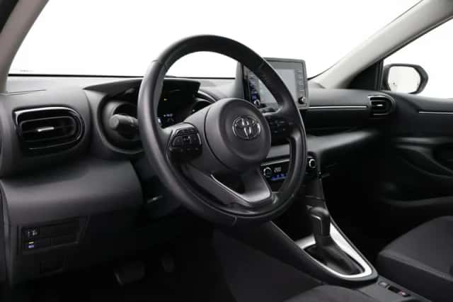 Toyota Yaris (2022) thumbnail 2