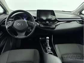 Toyota C-HR (2022) thumbnail 2