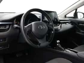Toyota C-HR (2022) thumbnail 2