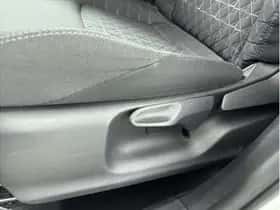 Toyota C-HR (2022) thumbnail 16