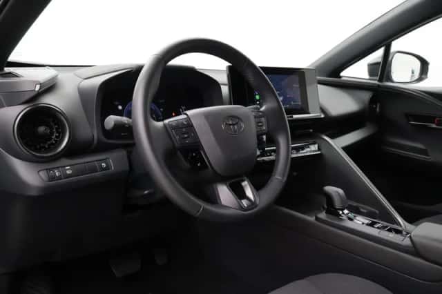 Toyota C-HR (2024) thumbnail 2