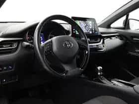 Toyota C-HR (2018) thumbnail 2