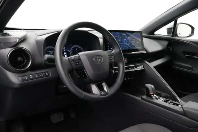 Toyota C-HR (2024) thumbnail 2