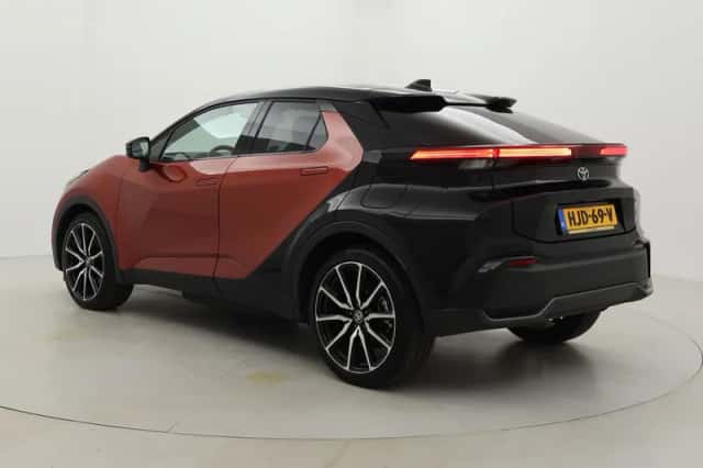Toyota C-HR (2025) thumbnail 4