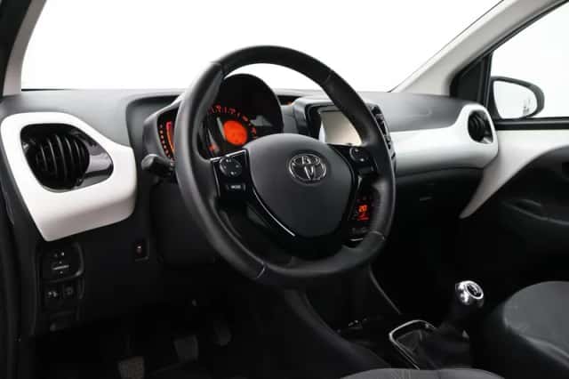 Toyota Aygo (2015) thumbnail 2