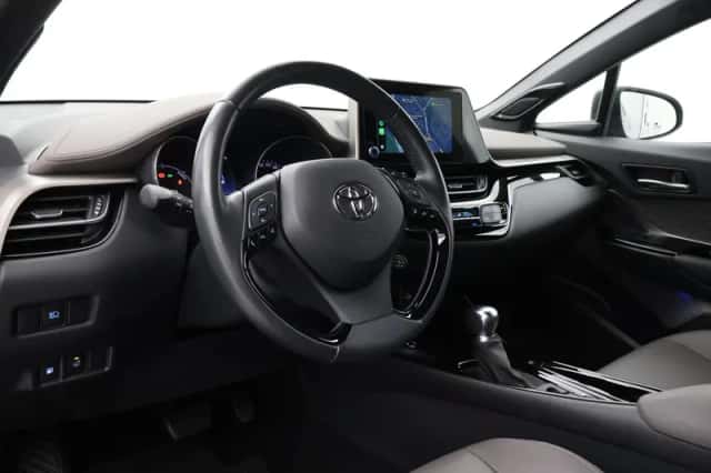 Toyota C-HR (2022) thumbnail 2