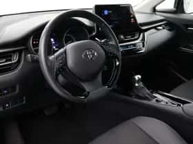 Toyota C-HR (2023) thumbnail 2