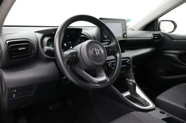 Toyota Yaris (2022) thumbnail 2
