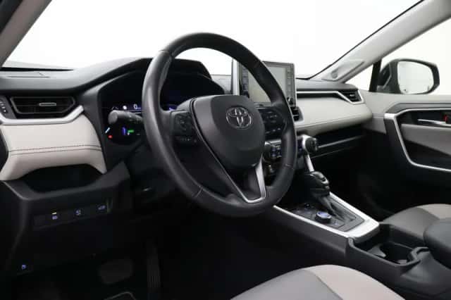 Toyota RAV4 (2021) thumbnail 2