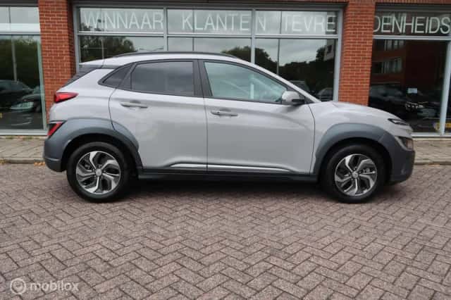 Hyundai Kona (2021) thumbnail 4