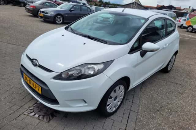 Ford Fiesta (2010) thumbnail 3