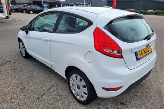 Ford Fiesta (2010) thumbnail 4