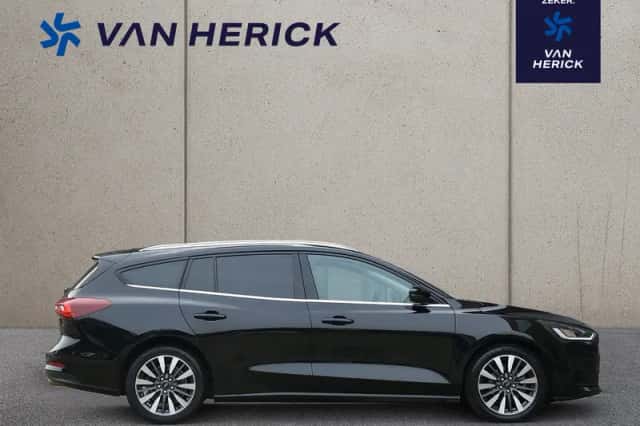 Ford Focus (2022) thumbnail 3