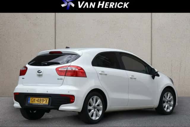 Kia Rio (2015) thumbnail 4